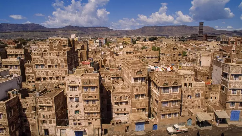 Imagem da cidade antiga de terra no iemen