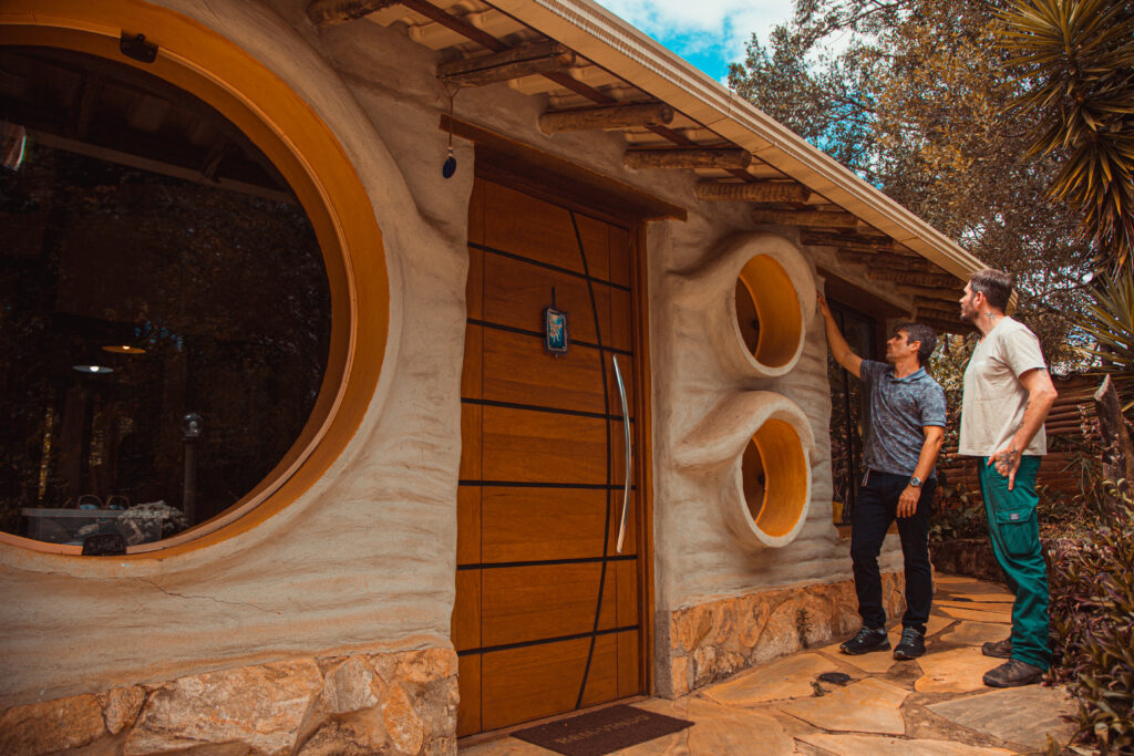 Casa Vida Viva com paredes de hiperadobe - Projeto Biohabitate