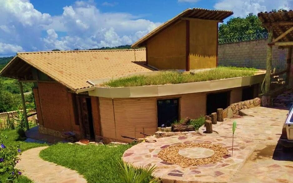 Casa Ecológica construída com várias técnicas de construção com terra.