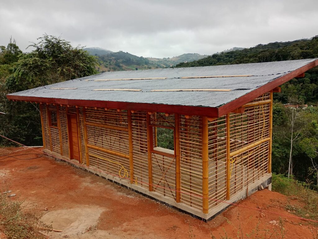 Estrutura de bambu e camadas do teto vivo