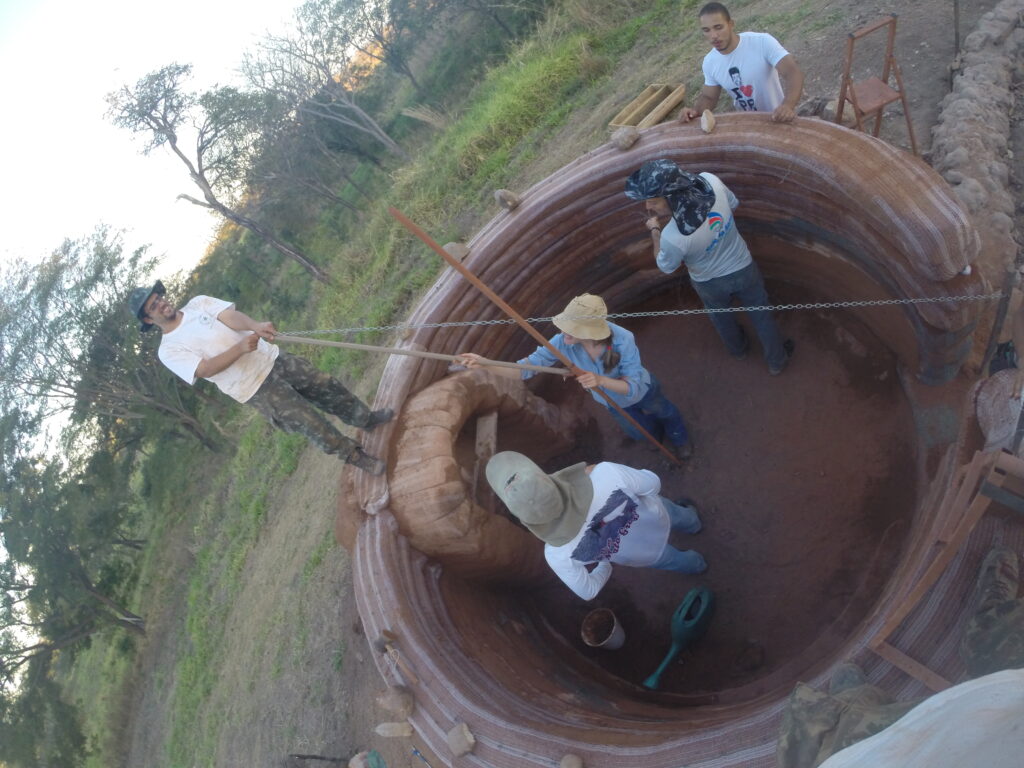 Compasso em cúpula de hiperadobe