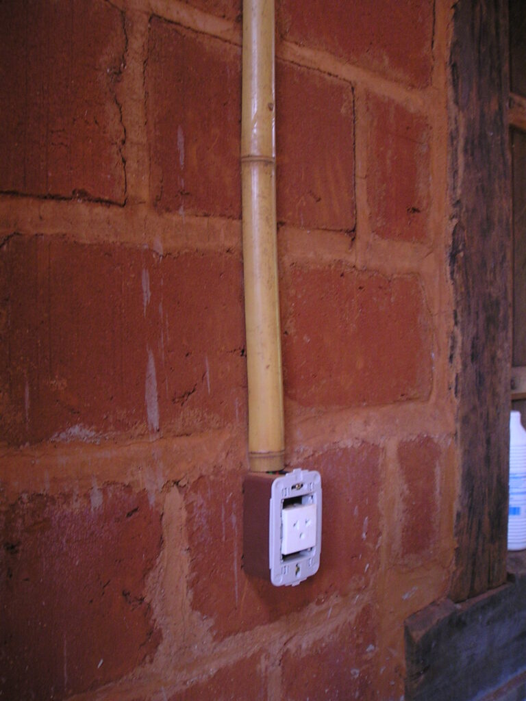 instalação elétrica em parede de adobe