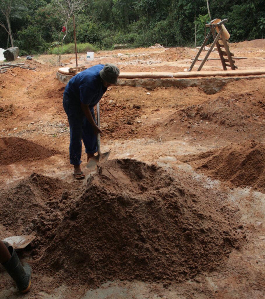 Preparação da terra para hiperadobe - Obra Biohabitate