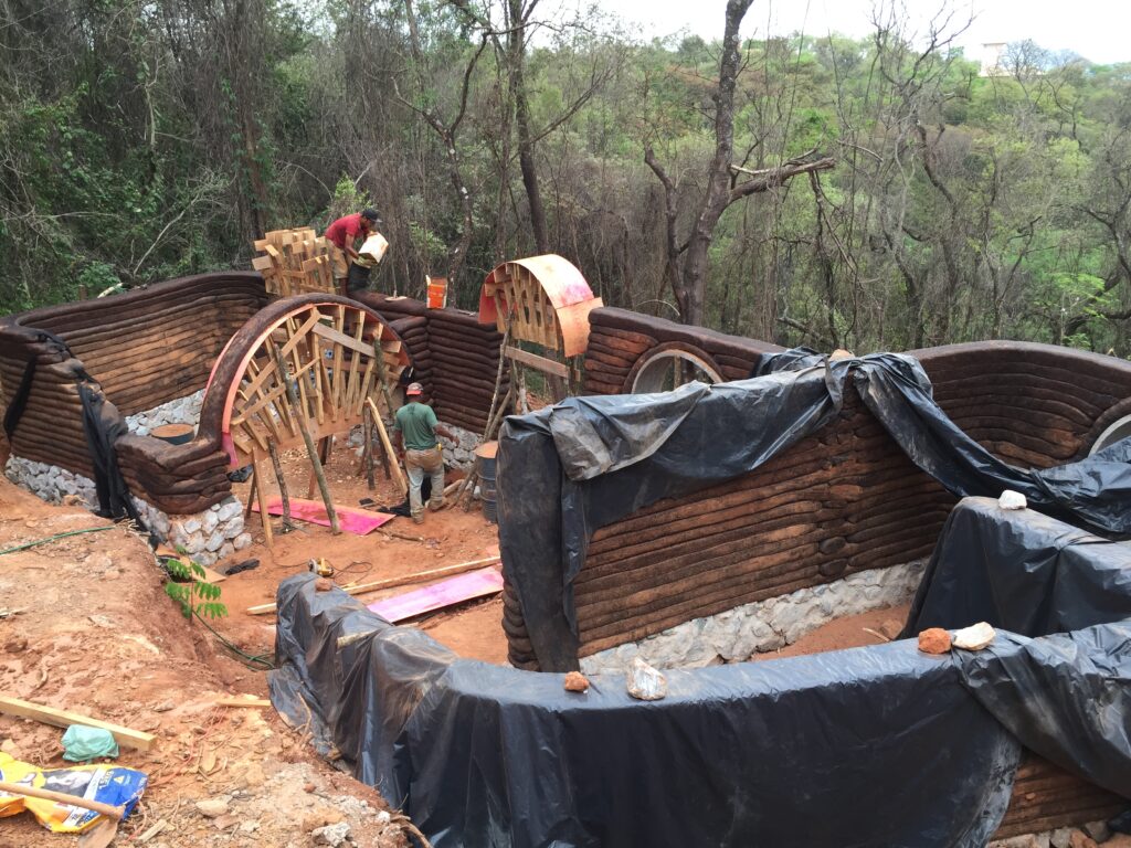 Obra Casa Horizonte - Paredes de terra ensacada protegidas com lona - Projeto e execução Biohabitate