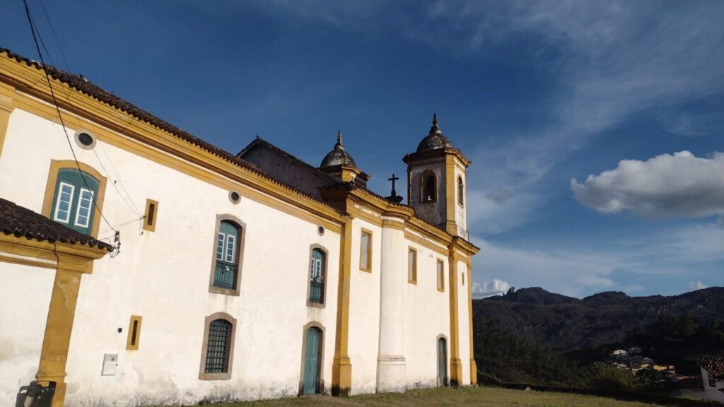 Foto da fachada lateral de uma igreja centenária na cidade de Ouro Preto Minas Gerais