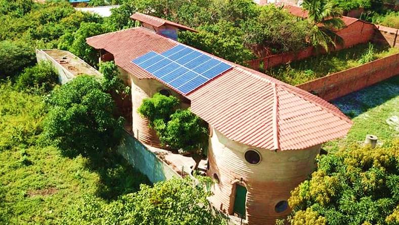 Casa de dois pavimentos em hiperadobe com eficiência energética - Projeto Biohabitate