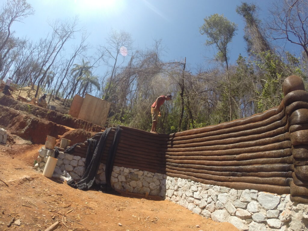 Parede de arranque de pedra e fiadas - Casa Horizonte - Projeto e Obra Biohabitate