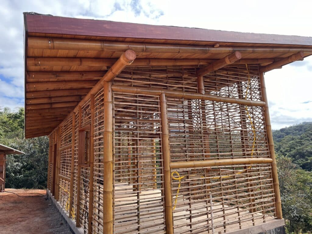 Casa Tabuleiro - Trama da parede de bambu a pique - Projeto Biohabitate